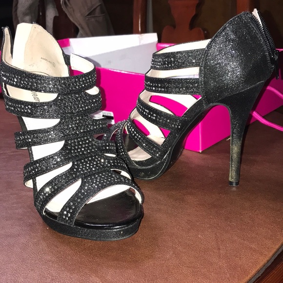 black heels - Picture 2 of 2